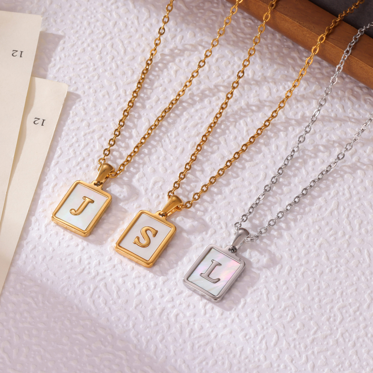 Collier Initiale Nacrée Enfant Personnalisé