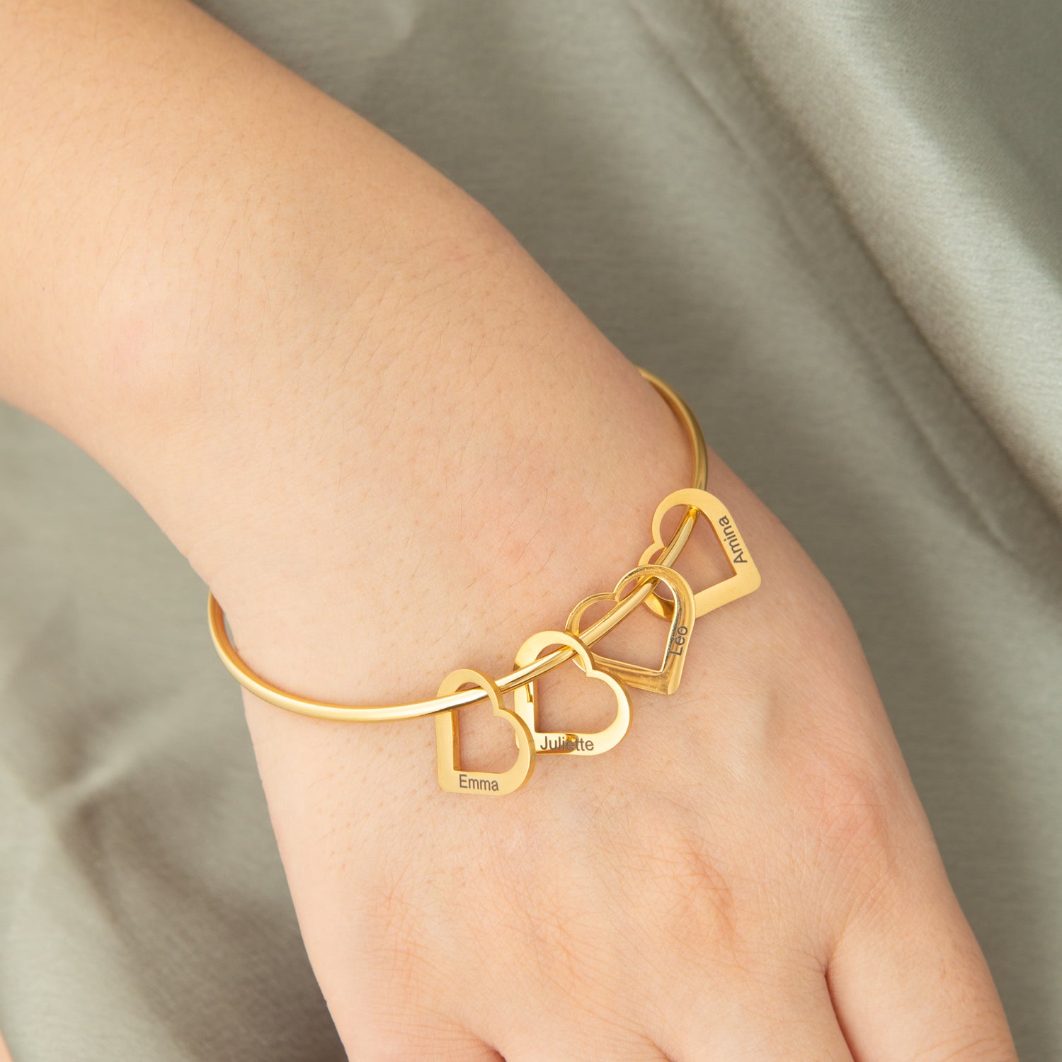 Bracelet Bangle Personnalisé avec Cœurs