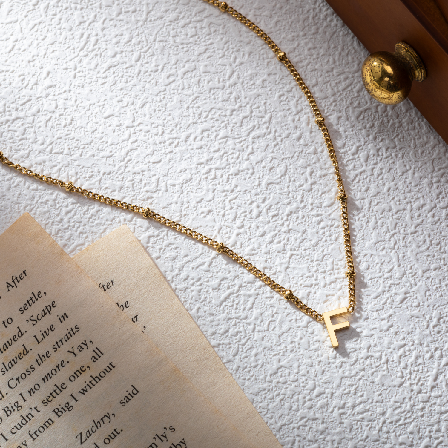 Collier Initiale Minimaliste avec Chaîne Perlée