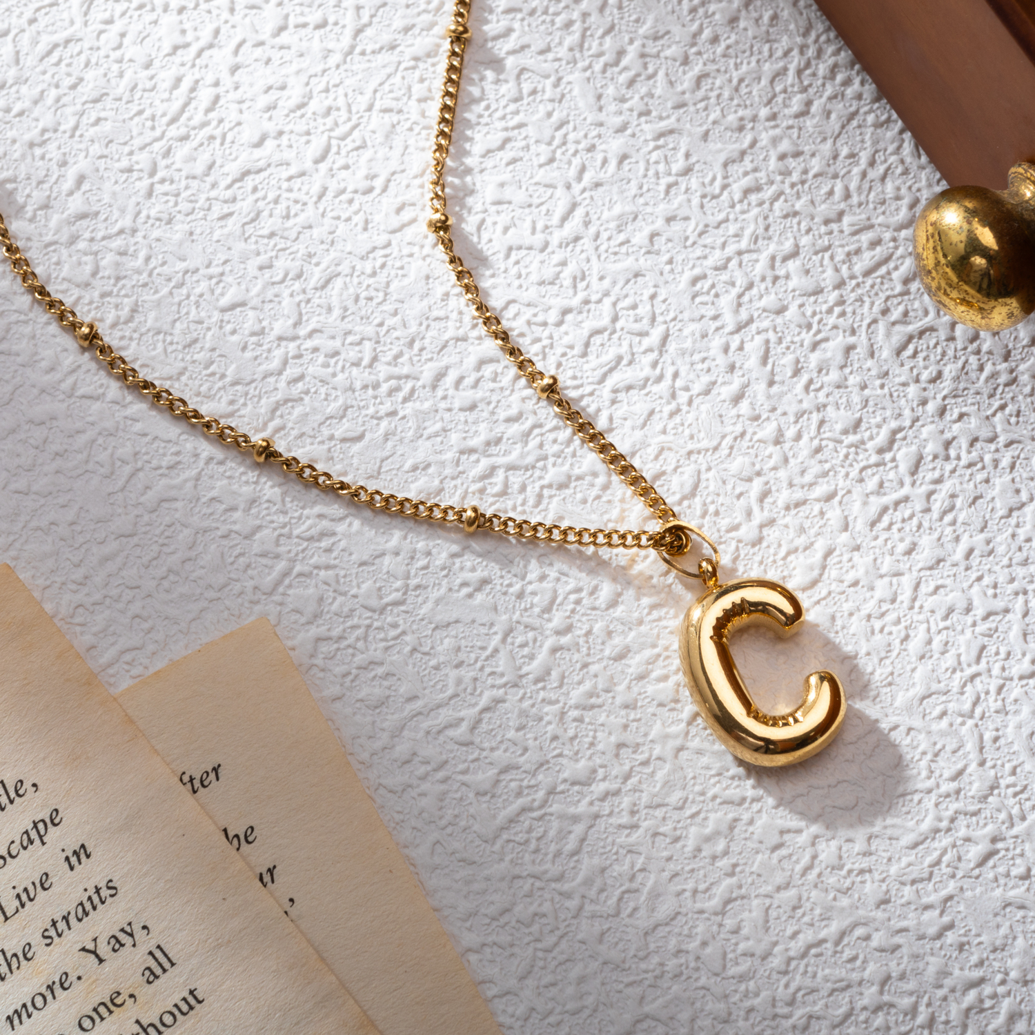 Collier Initiale Lettres Bombées avec Chaîne Perlée