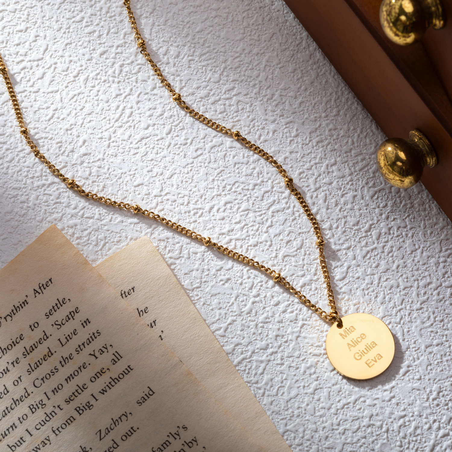 Collier Médaille Gravée avec Chaîne Perlée