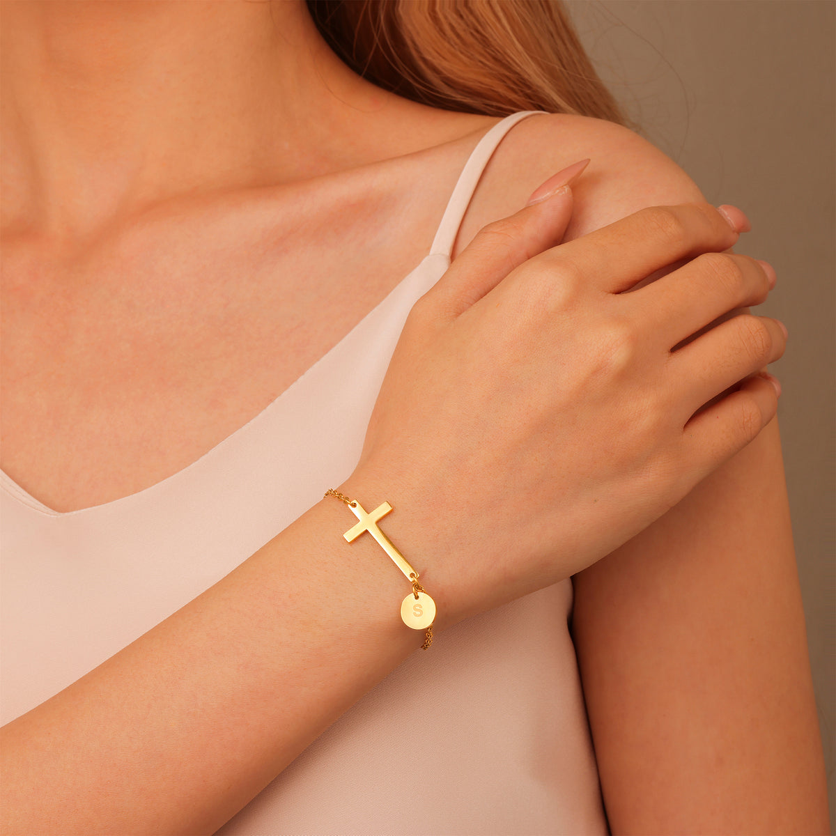 Bracelet Croix Personnalisé avec Initiale Gravée