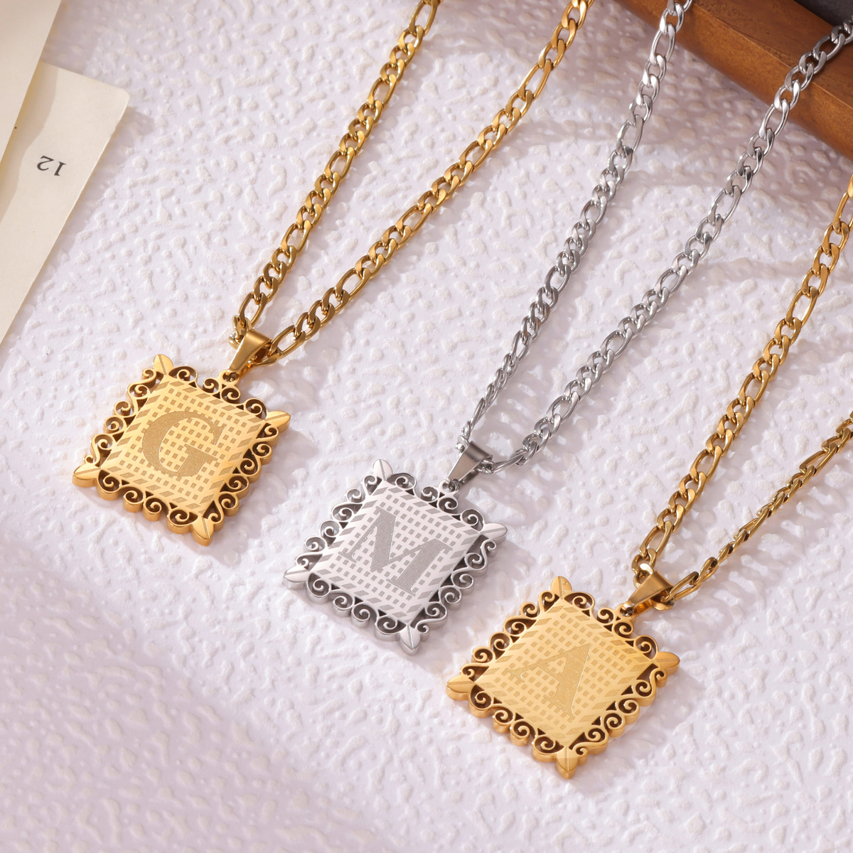 Collier Initiale Médaillon Enfant Personnalisé