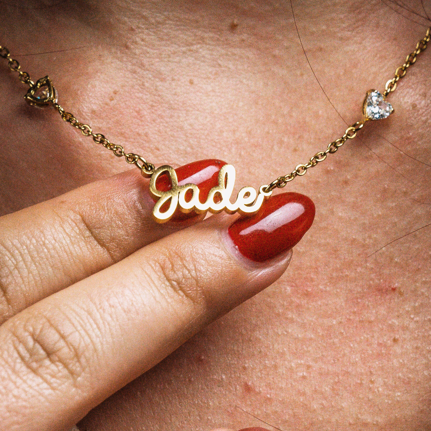 Collier Cursif avec 4 Coeurs et Pierres