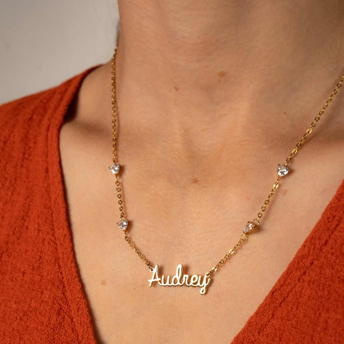 Collier Cursif avec 4 Coeurs et Pierres