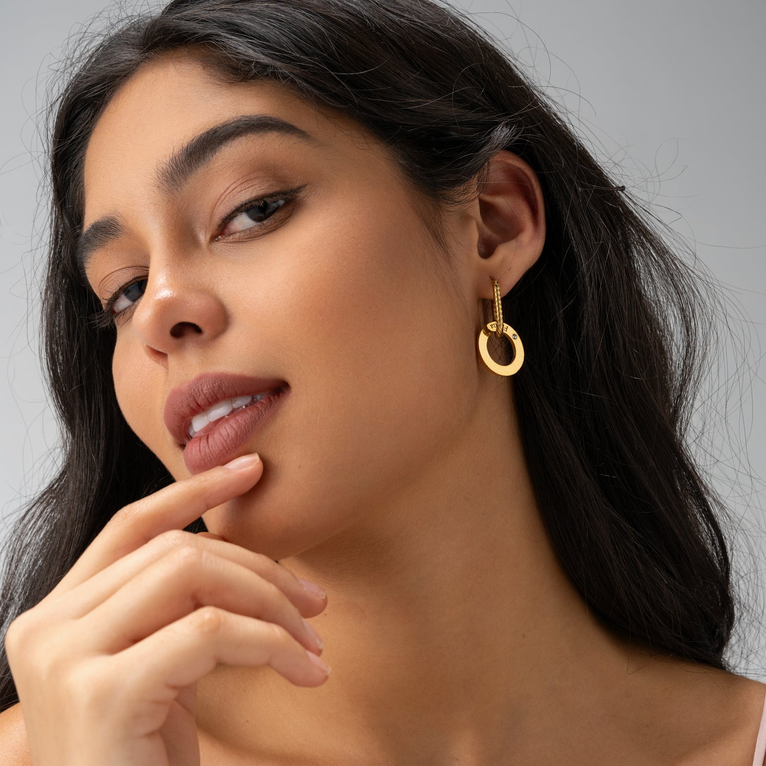 Boucles d’Oreilles Créoles Gravées avec Anneau Torsadé & Cristal