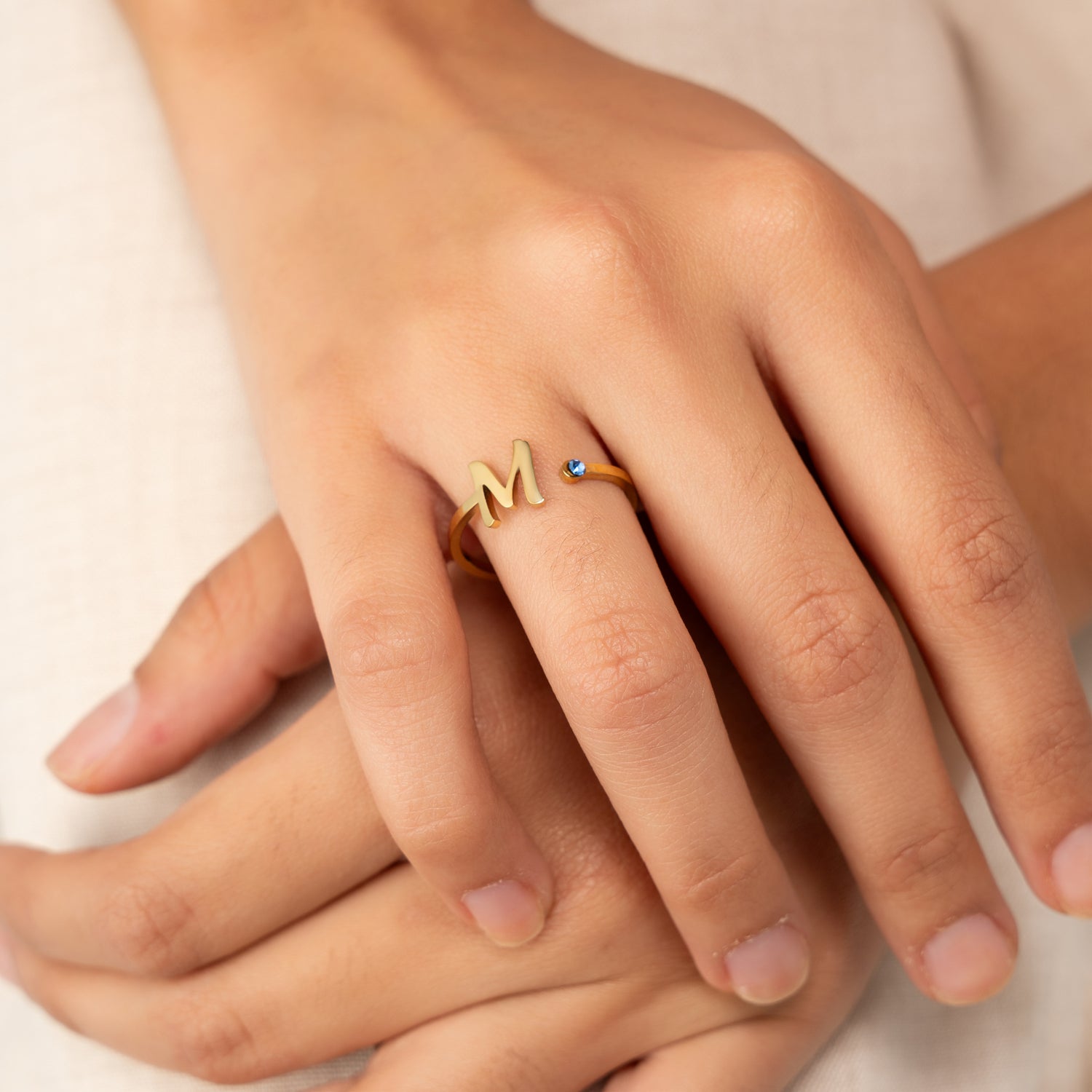 Bague Personnalisée Initiale Ouverte avec Pierre de Naissance