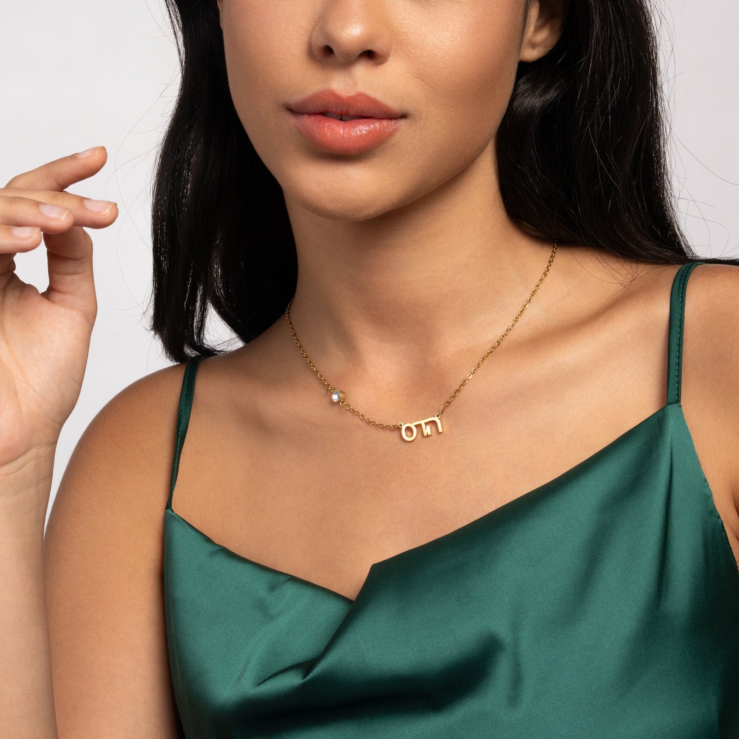 Collier Prénom Script et Pierre Brillante En Hébreu